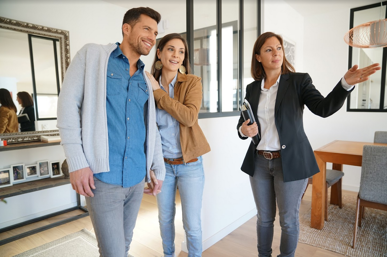 couple et leur conseillière immobilière