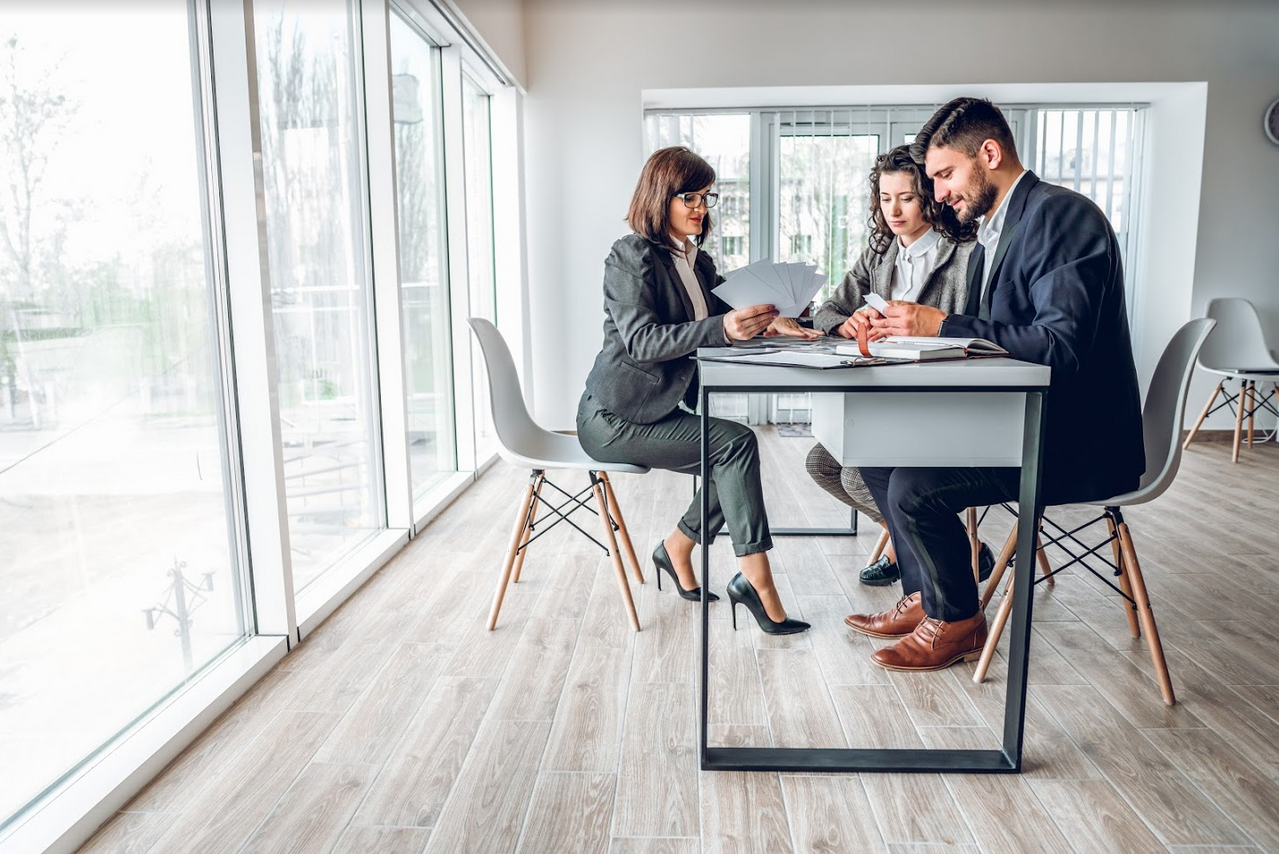 couple qui regarde les plans de leur futur logement