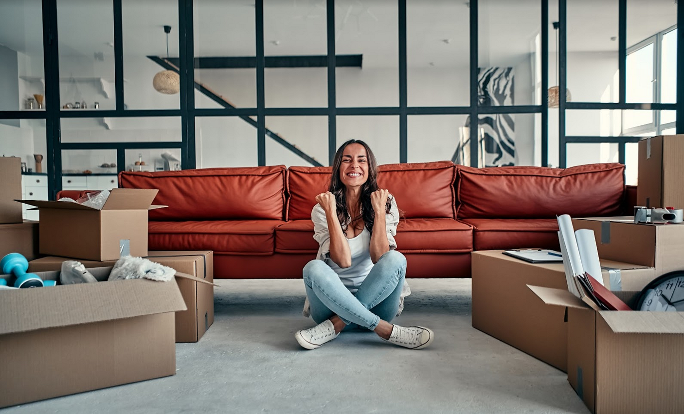 femme assise en tailleur heureuse de son déménagement