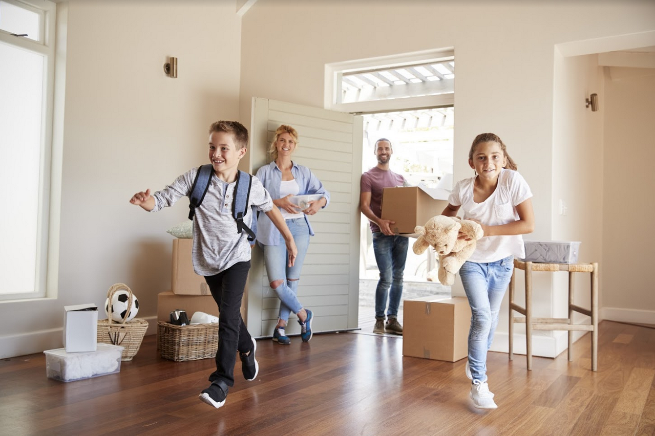 deux enfants qui rentrent chez eux et leurs parents